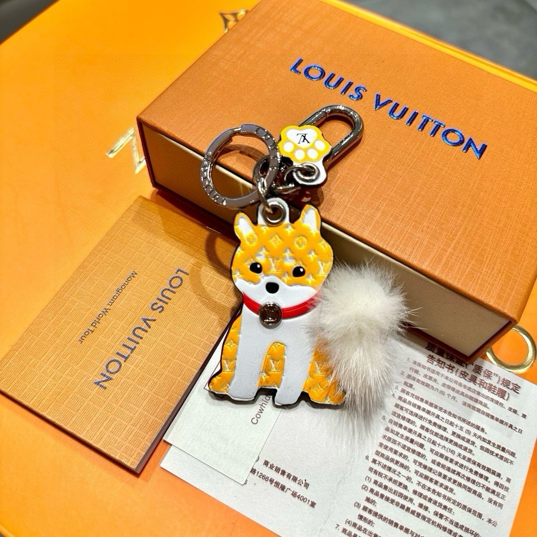 NO:373058,Original packaging for pictures LOUIS VUITTON official website M00994 LV BUNNY keychain and pendant. LV Bunny keychain wishes the Lunar New Year of the Rabbit. The rabbit image hanging decoration has Monogram embossed body, Monogram floral cheeks and Essential V nose, paired with fluffy mink hair tail and dazzling metal parts. It is a great gift for your own gift, this rabbit keychain pendant is exquisite. Keychain, keychain, louis vuitton, louis vuitton, keychain19860909配图片原版包装 LOUIS VUITTON官网M00994 LV BUNNY钥匙扣与挂件. LV Bunny钥匙扣恭祝农历兔年大吉.兔子形象挂饰拥有Monogram压纹身体、Monogram花卉脸颊和Essential V鼻子,搭配蓬松水貂毛尾巴和耀目金属件. 自用送礼佳品,此款小兔钥匙扣挂件精美.钥匙扣,钥匙扣,louis vuitton,louis vuitton,keychain,accessory
