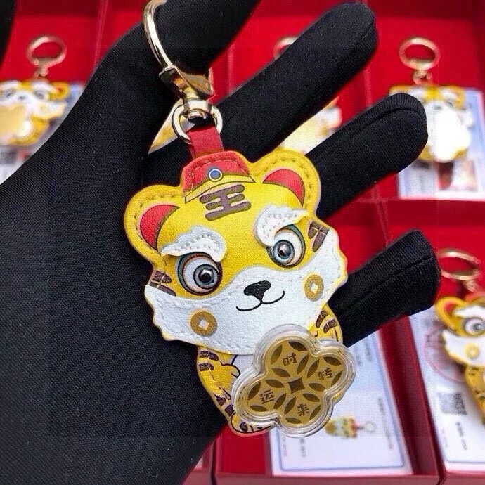 NO:373070,40 New Year's Welcome Products Make a Tiger, the Year of the Tiger is auspicious, the time comes to run, and the best gifts will be given when the big runs are running. The original packaging of the picture. The new 2002 New Year's Welcome Little Tiger's new pendant exquisite bag decorations and keychains, hanging keychains, fashion trends. Good gifts are exquisite tailors. Doll Tiger's bag decoration pendant, keychains, 10,000 recommendations!  Pendant keychain ornament bag ornament. Internal filler polyester fiber material. Special U material selected. Hardware is imported steel. It can be used as automotive ornaments/pendants/pendants/keychain. It is indeed fashionable and the feel is really great!  Keychain, keychain1986090940迎新爆品赚赚虎,虎年大吉,时来运转,大运转起来送礼佳品 配图片原版包装 2002年新年迎新小老虎新挂件精美包饰与钥匙扣,挂饰钥匙扣,时尚潮流.送礼佳品 精致裁缝. 公仔小老虎包饰挂件,钥匙扣,一万个推荐！挂件钥匙扣摆件包包挂饰. 内部填充物聚酯纤维材质 选用的特殊U材质 五金为进口钢 可当做汽车摆件/挂坠/挂件/钥匙扣,确实时尚,手感真的很赞！钥匙扣,钥匙扣,keychain,accessory