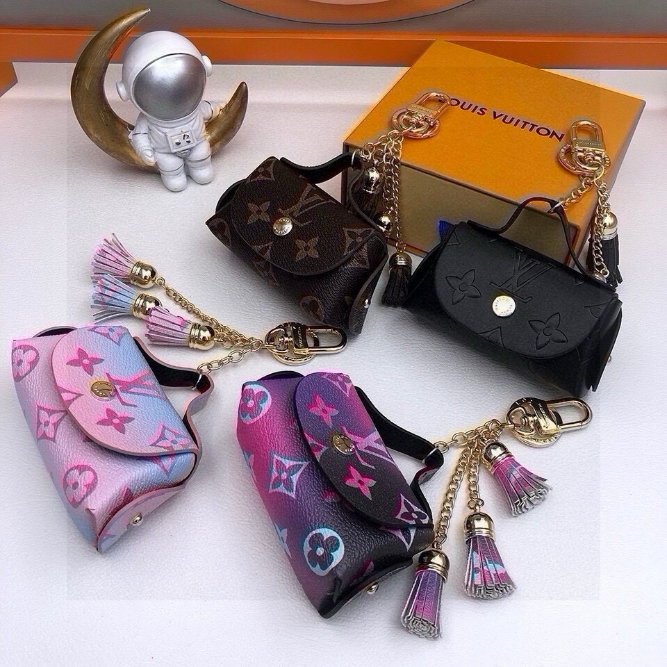 NO:373087,Original packaging of Yuansu pictures LOUIS VUITTON official website M00825 handbag keychain and bag decoration. The handbag keychain embellishes the image hanging decoration of the handbag Monogram flowers to bring memories of Louis Vuitton traditional bag design with humorous fun. Keychain, keychain, louis vuitton, louis vuitton, keychain19860909元配图片原版包装 LOUIS VUITTON官网M00825 手提包钥匙扣与包饰. 手提包钥匙扣为手提包形象挂饰点缀Monogram花卉以诙谐趣致回忆路易威登传统包包设计.钥匙扣,钥匙扣,louis vuitton,louis vuitton,keychain,accessory