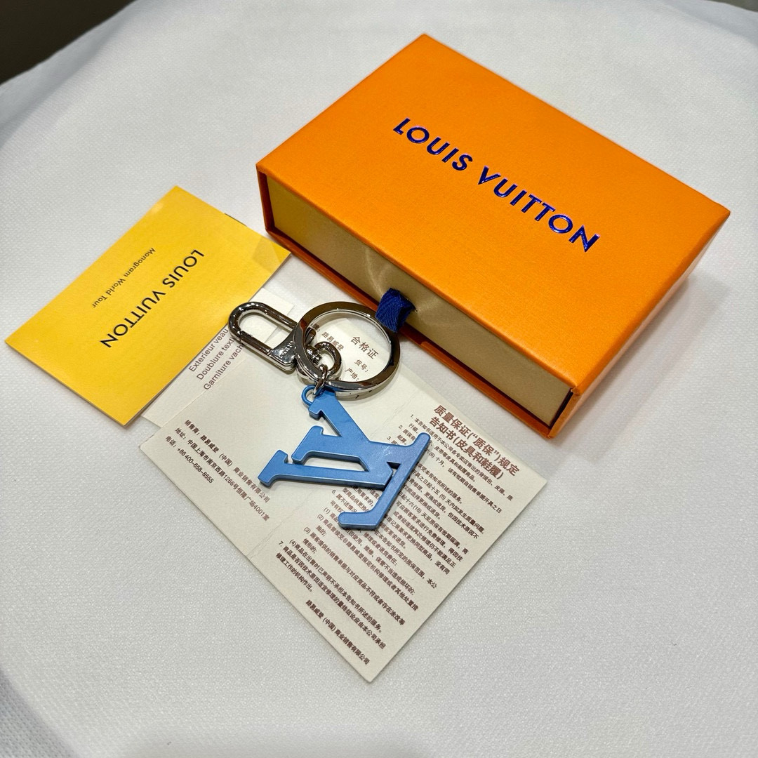 NO:373092,65 yuan picture original packaging LOUIS VUITTON official website M2769 LV GRADIENT bag decoration and keychain. LV Gradient bag decoration and keychain render LV letters in gradient colors throughout the autumn and winter series, injecting modern interest into classic design. Keychain, keychain, louis vuitton, louis vuitton, keychain1986090965元配图片原版包装 LOUIS VUITTON官网M2769 LV GRADIENT包饰与钥匙扣. LV Gradient包饰与钥匙扣以贯穿秋冬系列渐变色彩渲染LV字母,为经典设计注入摩登意趣.钥匙扣,钥匙扣,louis vuitton,louis vuitton,keychain,accessory
