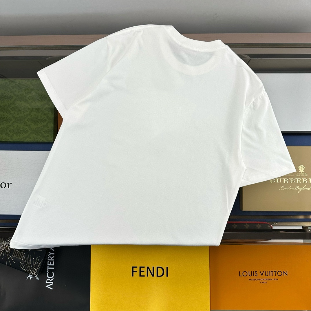 Givenchy Camiseta de Manga Corta con Estampado Gráfico para Hombre y Mujer 3 i1752082328 5355 0