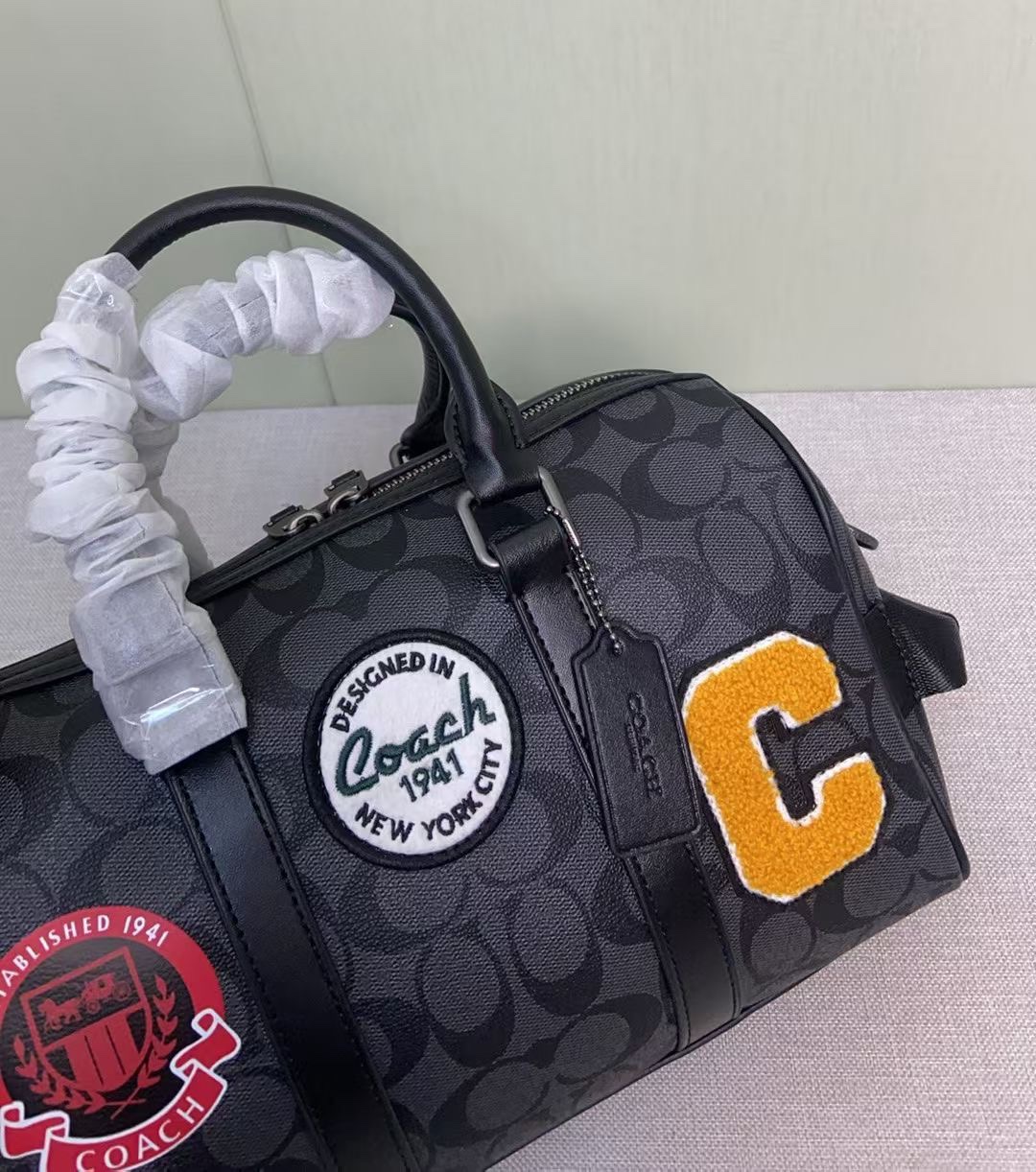 Coach Coa*h Venturer枕头包波士顿 27 来啦 CY821 的包型搭配徽章设计
