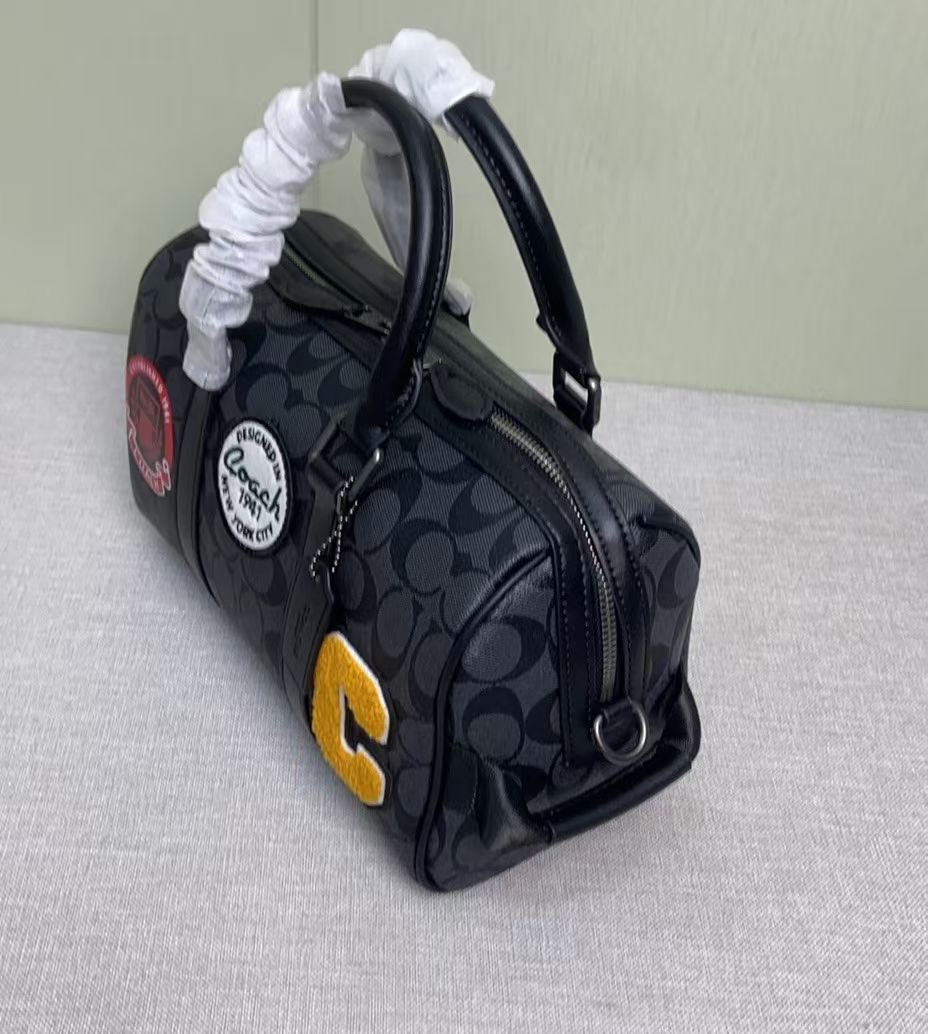 Coach Coa*h Venturer枕头包波士顿 27 来啦 CY821 的包型搭配徽章设计