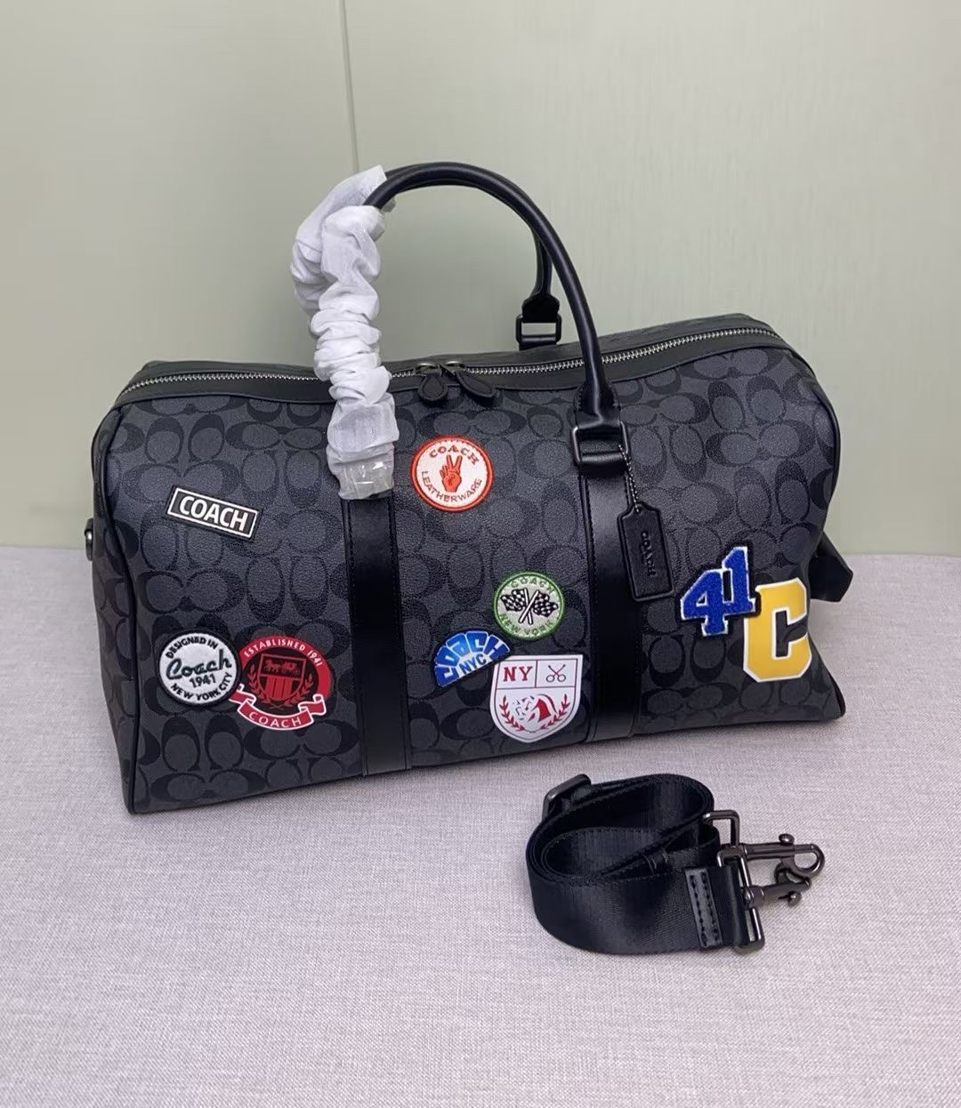Coach Coa*h 25年1月份新品Venturer旅行包 来啦 CY829 的包型搭配徽章设计
