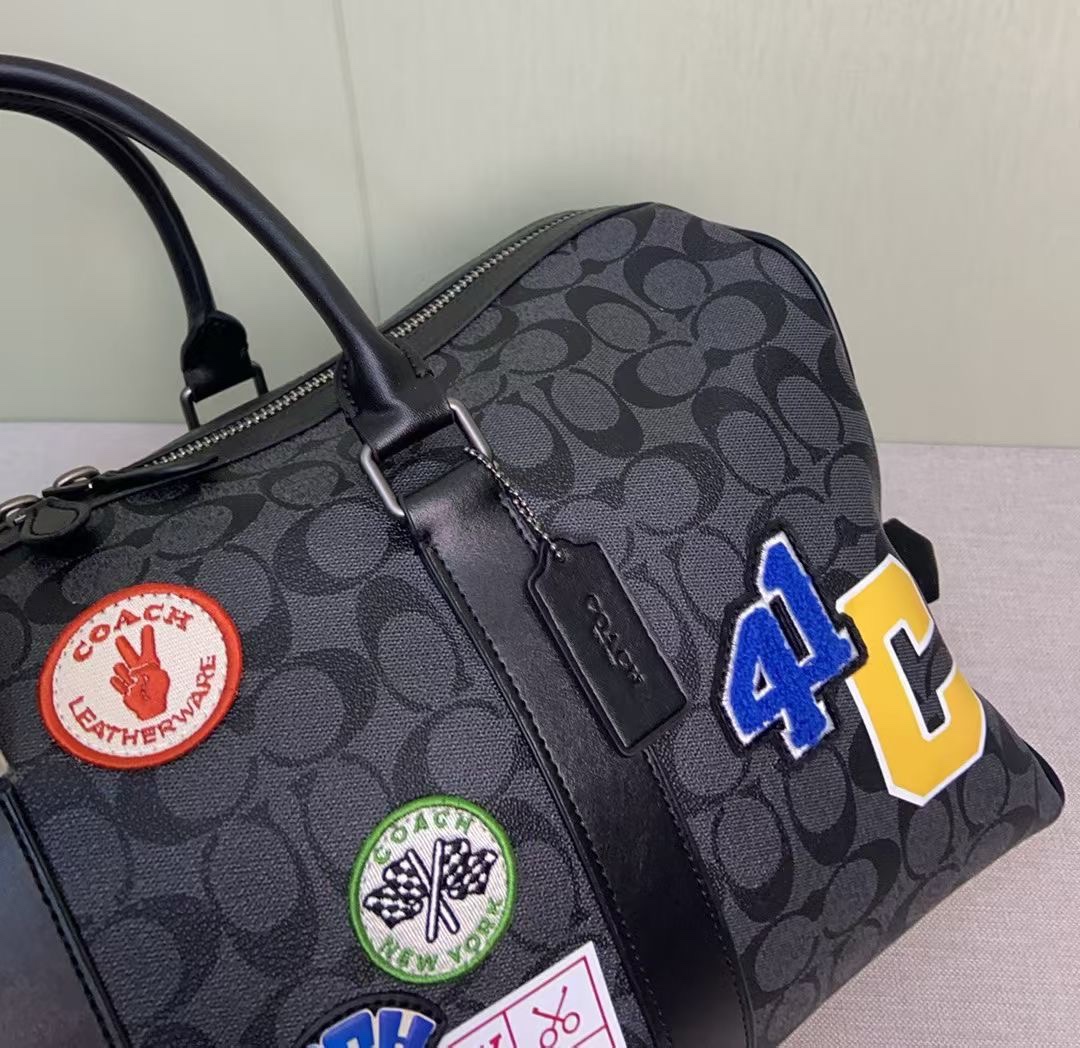 Coach Coa*h 25年1月份新品Venturer旅行包 来啦 CY829 的包型搭配徽章设计