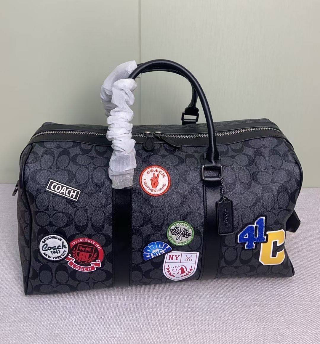 Coach Coa*h 25年1月份新品Venturer旅行包 来啦 CY829 的包型搭配徽章设计