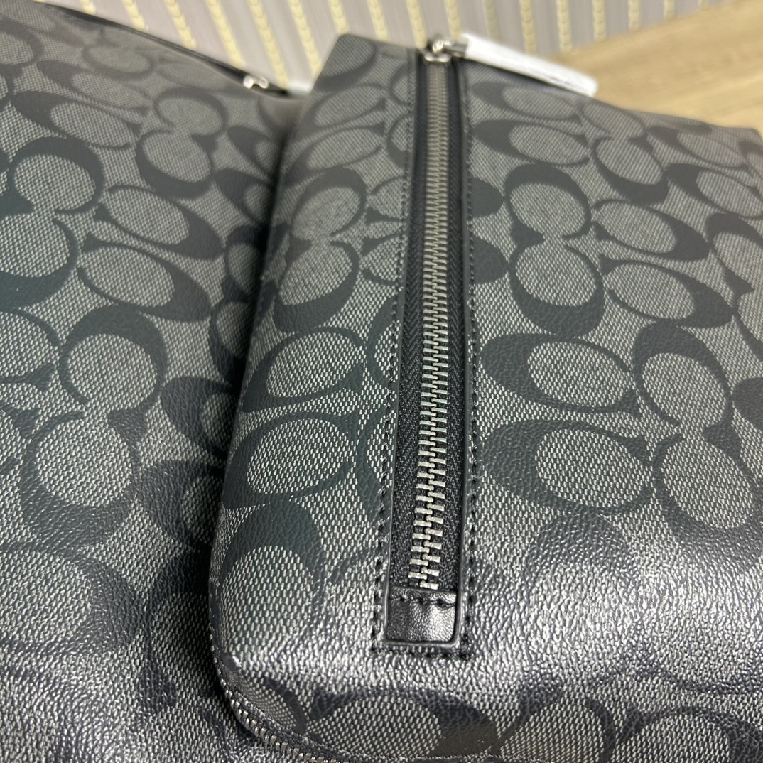Coach 货号 2736 coa** west 偏小版男士背包