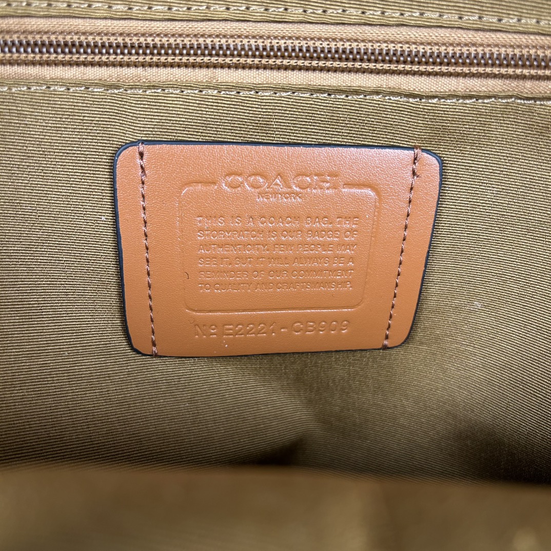 Coach 货号 CB909 coa** west 偏小版男士背包