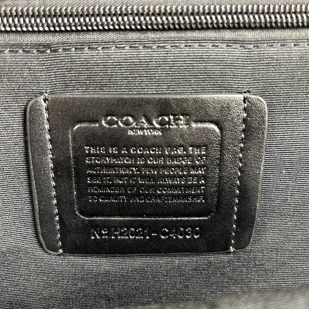 Coach 货号 C4030 coa** west 偏小版男士背包