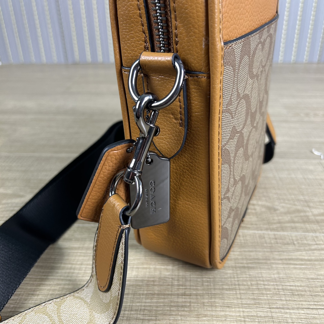 Coach cs603 蔻奥莱男包 标志sullivan斜挎包 材质:面料:人造革配牛皮革里料:织物内置多功能袋拉链和磁扣封口