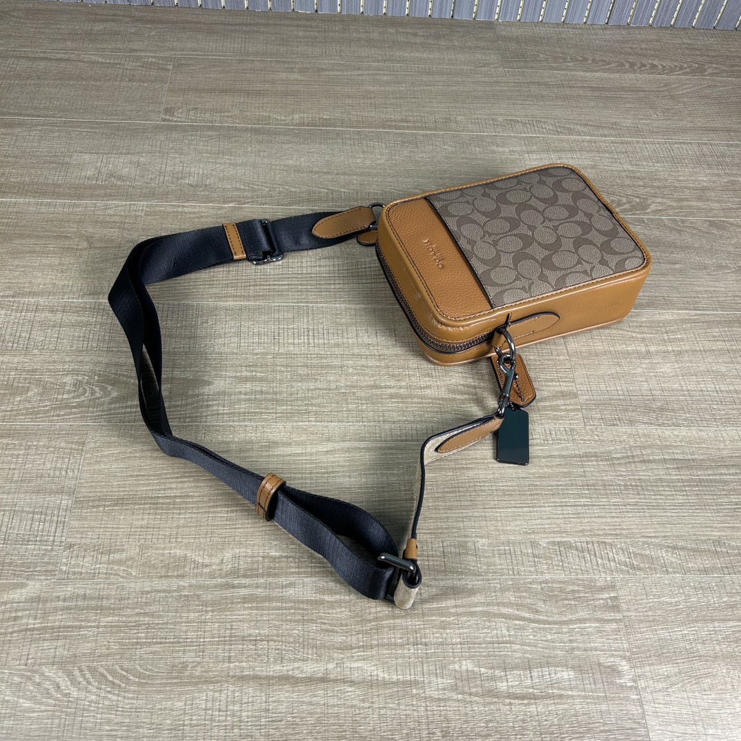 Coach cs603 蔻奥莱男包 标志sullivan斜挎包 材质:面料:人造革配牛皮革里料:织物内置多功能袋拉链和磁扣封口