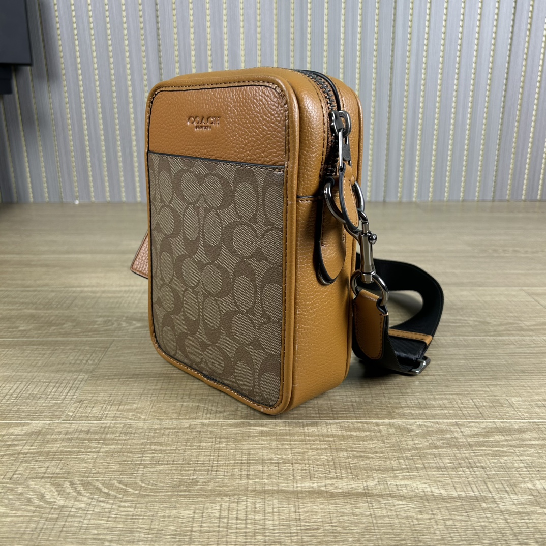 Coach cs603 蔻奥莱男包 标志sullivan斜挎包 材质:面料:人造革配牛皮革里料:织物内置多功能袋拉链和磁扣封口