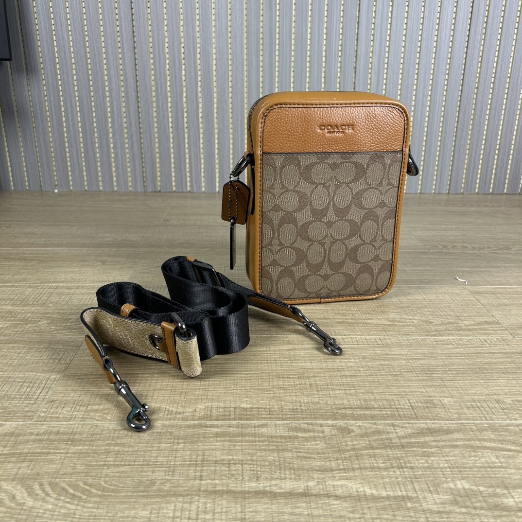 Coach cs603 蔻奥莱男包 标志sullivan斜挎包 材质:面料:人造革配牛皮革里料:织物内置多功能袋拉链和磁扣封口
