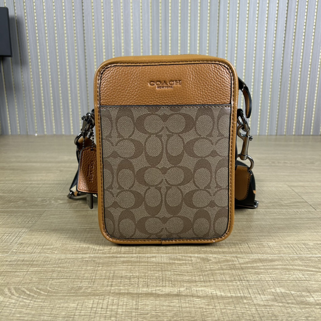 Coach cs603 蔻奥莱男包 标志sullivan斜挎包 材质:面料:人造革配牛皮革里料:织物内置多功能袋拉链和磁扣封口