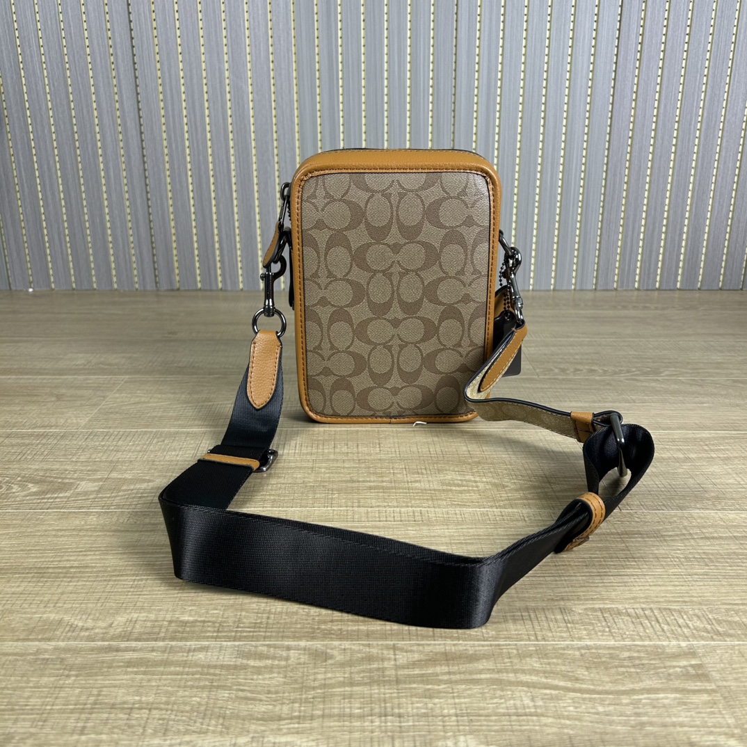 Coach cs603 蔻奥莱男包 标志sullivan斜挎包 材质:面料:人造革配牛皮革里料:织物内置多功能袋拉链和磁扣封口