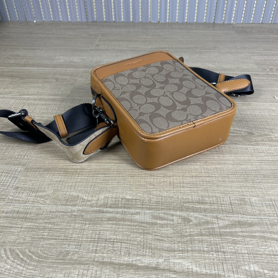 Coach cs603 蔻奥莱男包 标志sullivan斜挎包 材质:面料:人造革配牛皮革里料:织物内置多功能袋拉链和磁扣封口