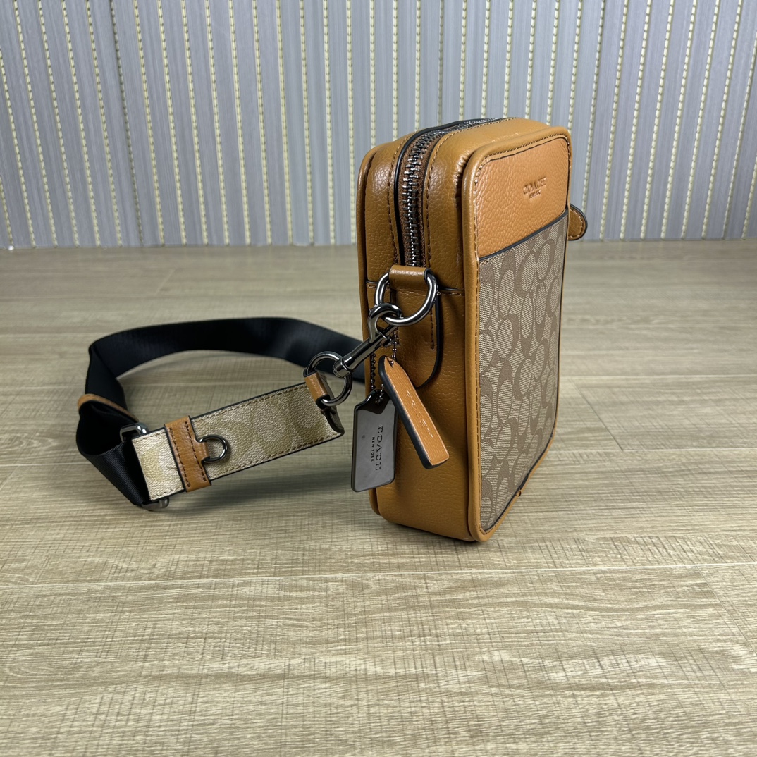 Coach cs603 蔻奥莱男包 标志sullivan斜挎包 材质:面料:人造革配牛皮革里料:织物内置多功能袋拉链和磁扣封口