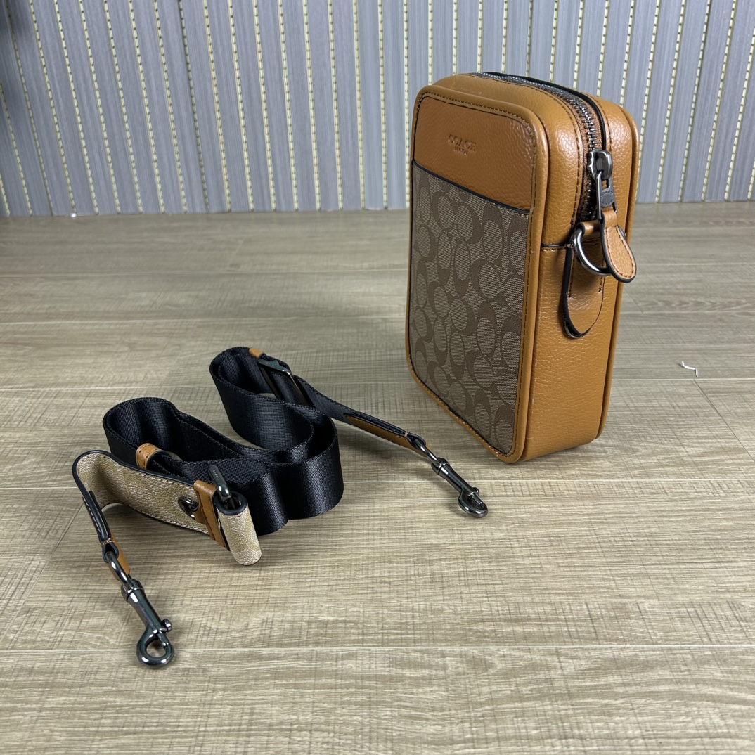Coach cs603 蔻奥莱男包 标志sullivan斜挎包 材质:面料:人造革配牛皮革里料:织物内置多功能袋拉链和磁扣封口