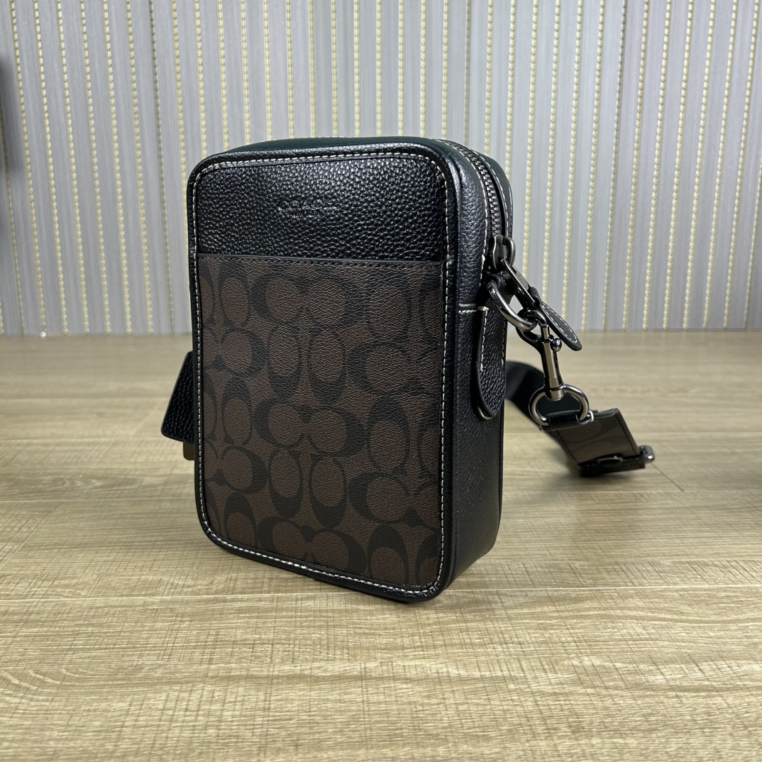 Coach cc009 蔻奥莱男包 标志sullivan斜挎包 材质:面料:人造革配牛皮革里料:织物内置多功能袋拉链和磁扣封口