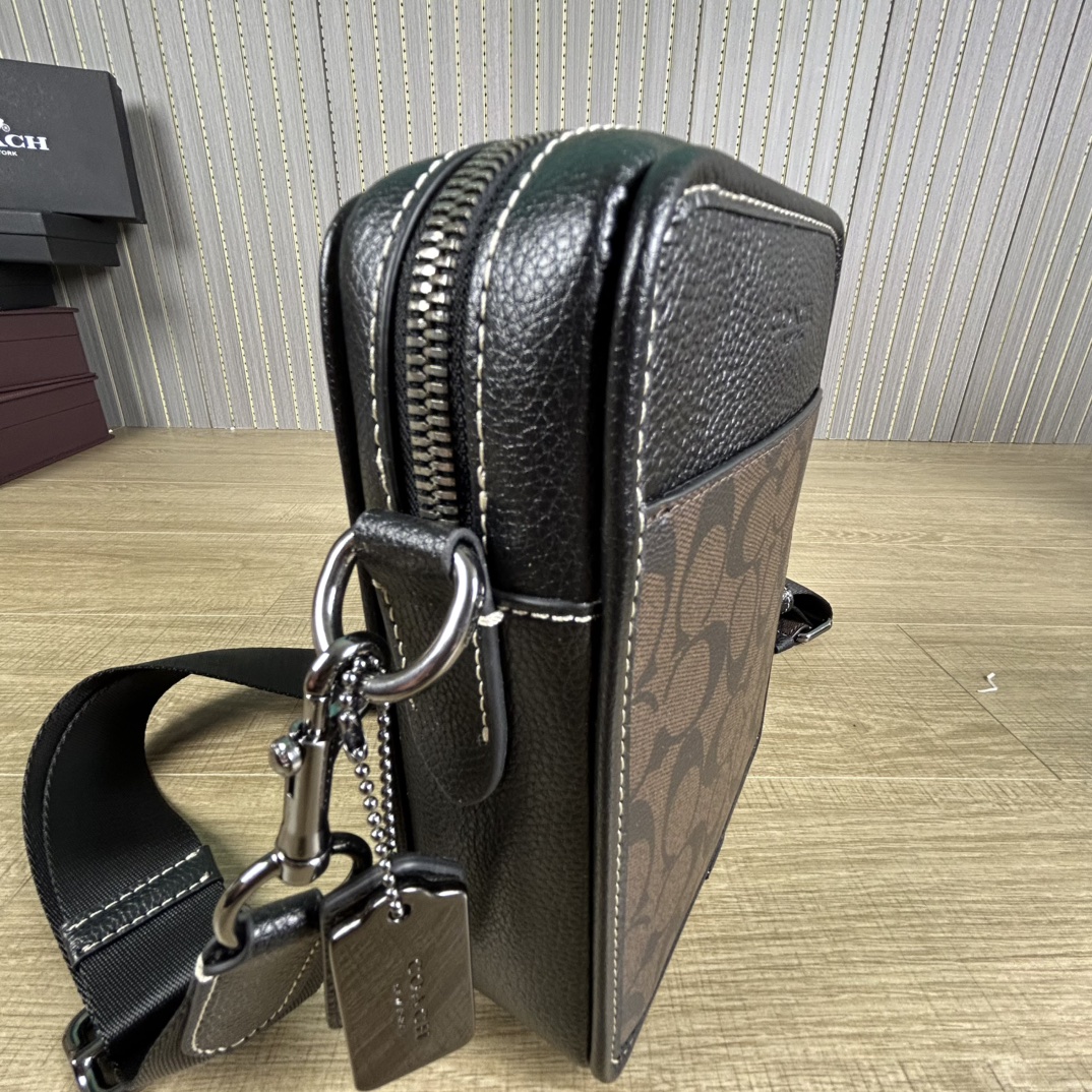 Coach cc009 蔻奥莱男包 标志sullivan斜挎包 材质:面料:人造革配牛皮革里料:织物内置多功能袋拉链和磁扣封口