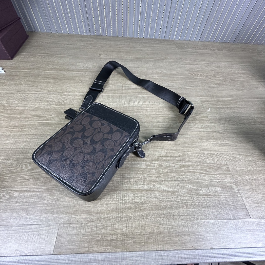 Coach cc009 蔻奥莱男包 标志sullivan斜挎包 材质:面料:人造革配牛皮革里料:织物内置多功能袋拉链和磁扣封口