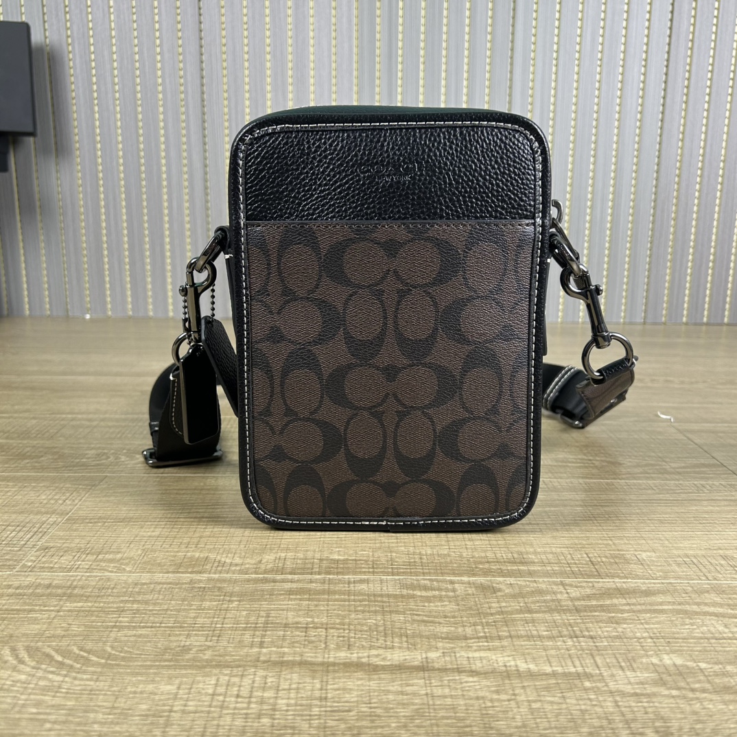 Coach cc009 蔻奥莱男包 标志sullivan斜挎包 材质:面料:人造革配牛皮革里料:织物内置多功能袋拉链和磁扣封口
