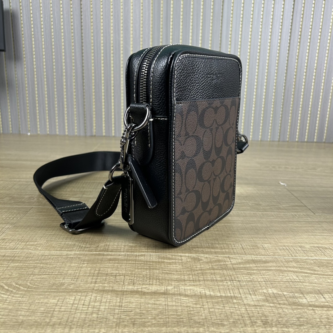Coach cc009 蔻奥莱男包 标志sullivan斜挎包 材质:面料:人造革配牛皮革里料:织物内置多功能袋拉链和磁扣封口