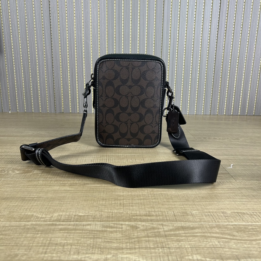 Coach cc009 蔻奥莱男包 标志sullivan斜挎包 材质:面料:人造革配牛皮革里料:织物内置多功能袋拉链和磁扣封口