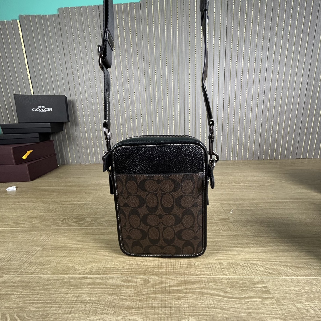 Coach cc009 蔻奥莱男包 标志sullivan斜挎包 材质:面料:人造革配牛皮革里料:织物内置多功能袋拉链和磁扣封口