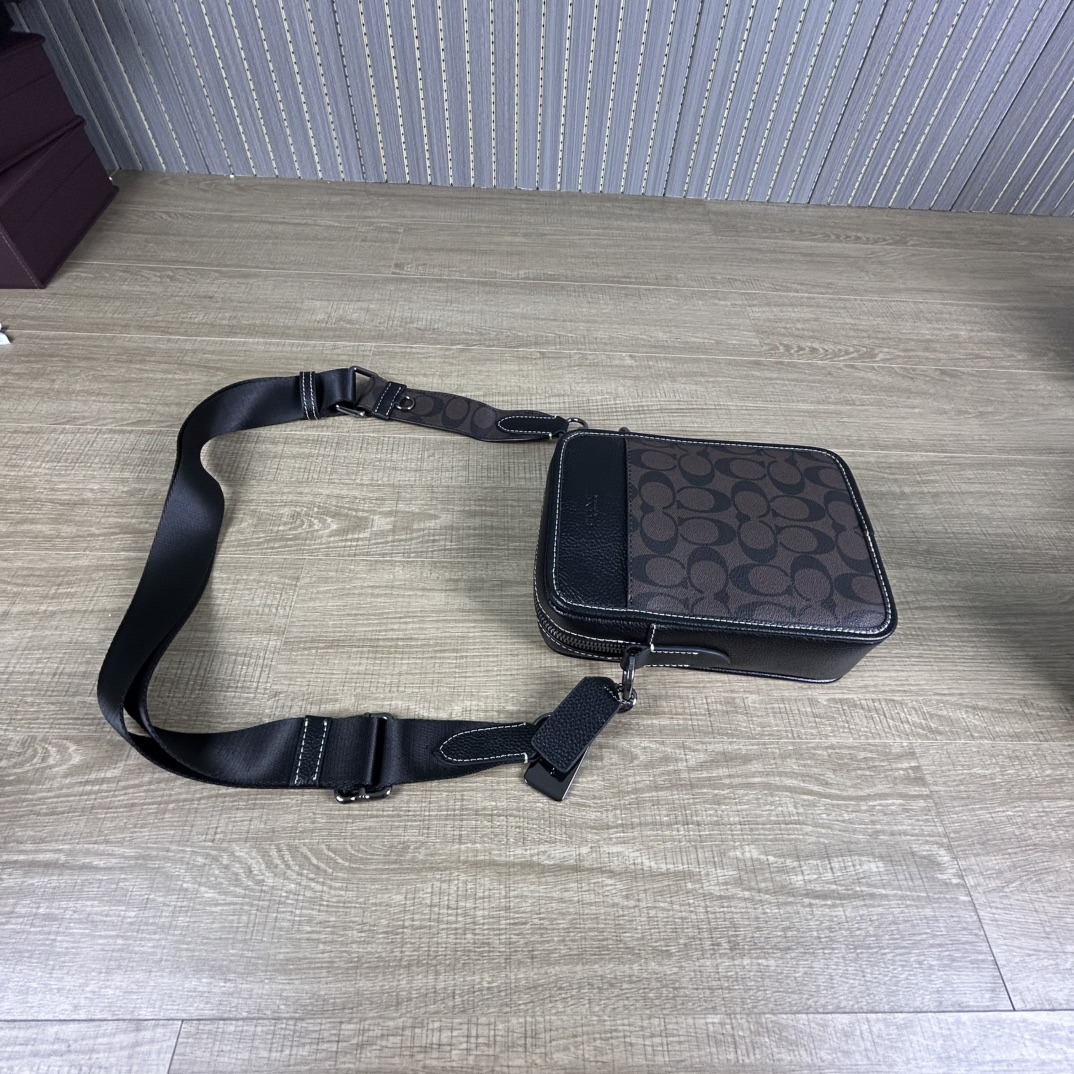 Coach cc009 蔻奥莱男包 标志sullivan斜挎包 材质:面料:人造革配牛皮革里料:织物内置多功能袋拉链和磁扣封口