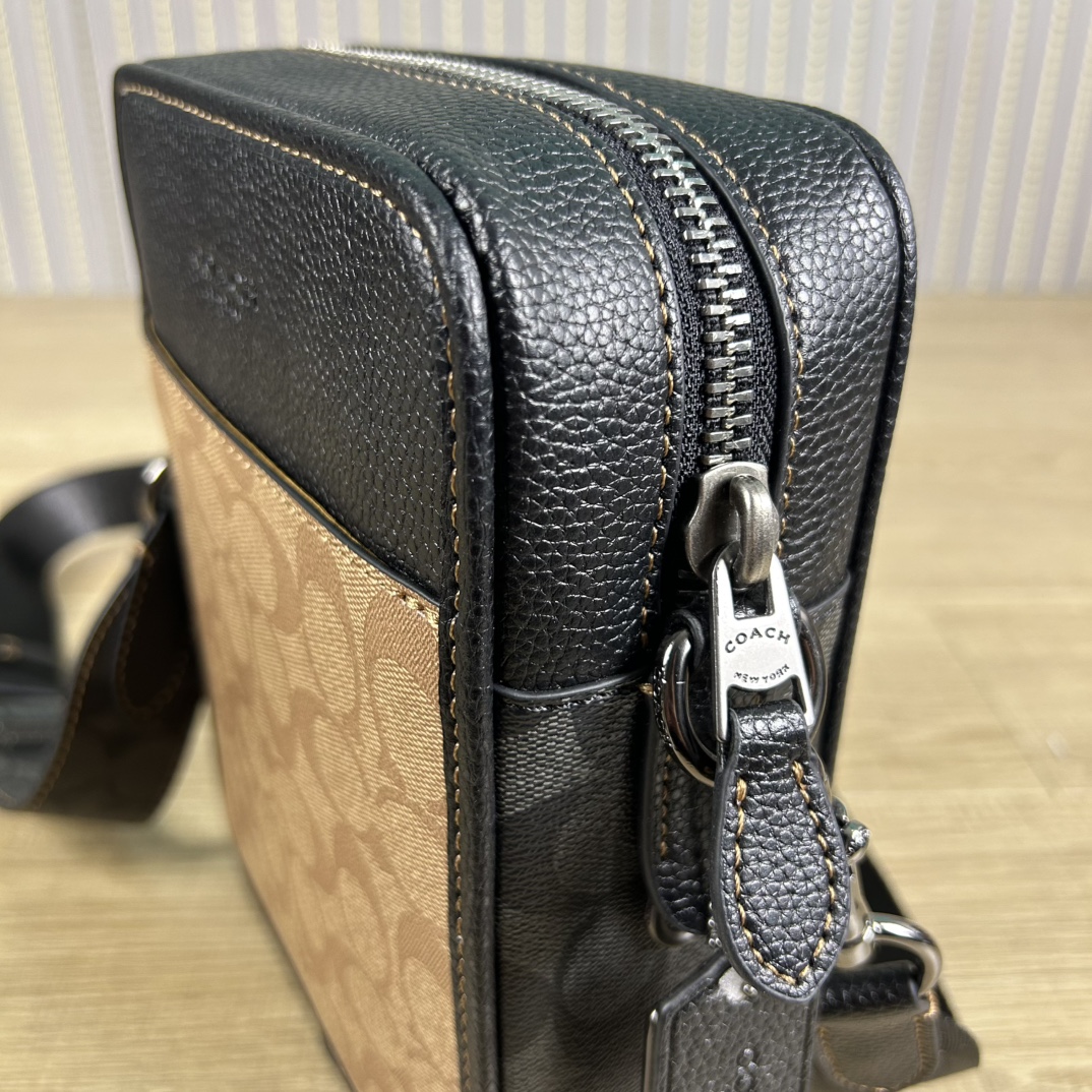 Coach cc090 蔻奥莱男包 标志sullivan斜挎包 材质:面料:人造革配牛皮革里料:织物内置多功能袋拉链和磁扣封口
