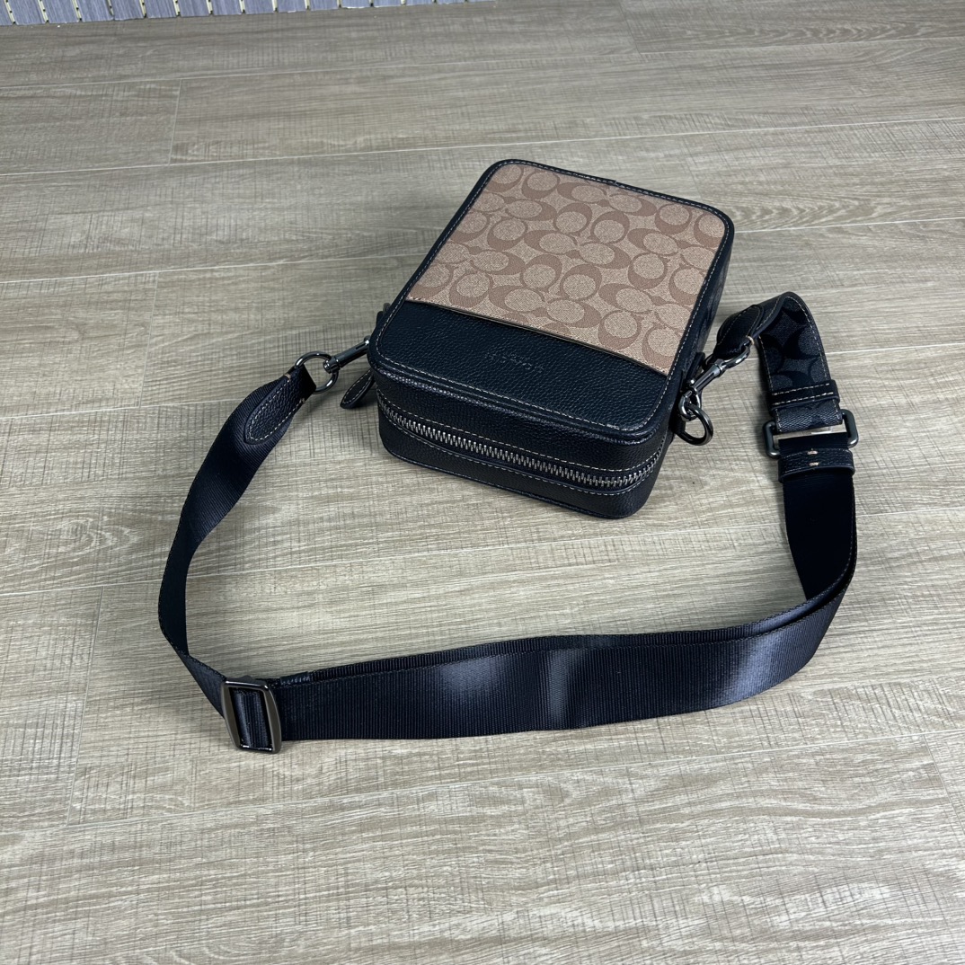 Coach cc090 蔻奥莱男包 标志sullivan斜挎包 材质:面料:人造革配牛皮革里料:织物内置多功能袋拉链和磁扣封口