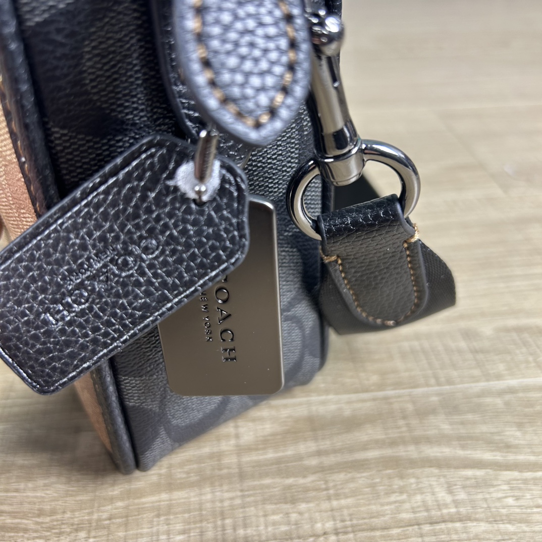 Coach cc090 蔻奥莱男包 标志sullivan斜挎包 材质:面料:人造革配牛皮革里料:织物内置多功能袋拉链和磁扣封口