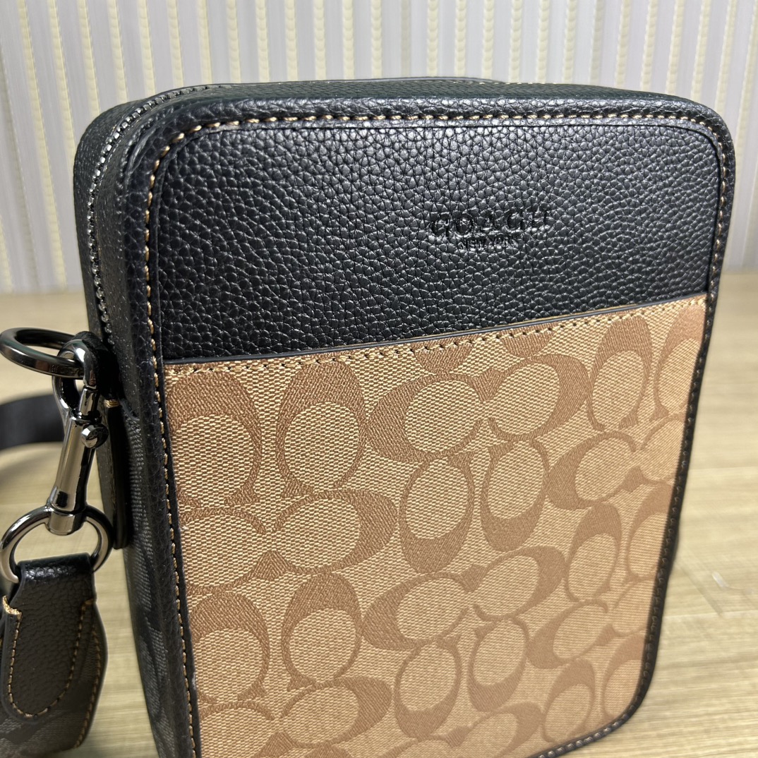 Coach cc090 蔻奥莱男包 标志sullivan斜挎包 材质:面料:人造革配牛皮革里料:织物内置多功能袋拉链和磁扣封口