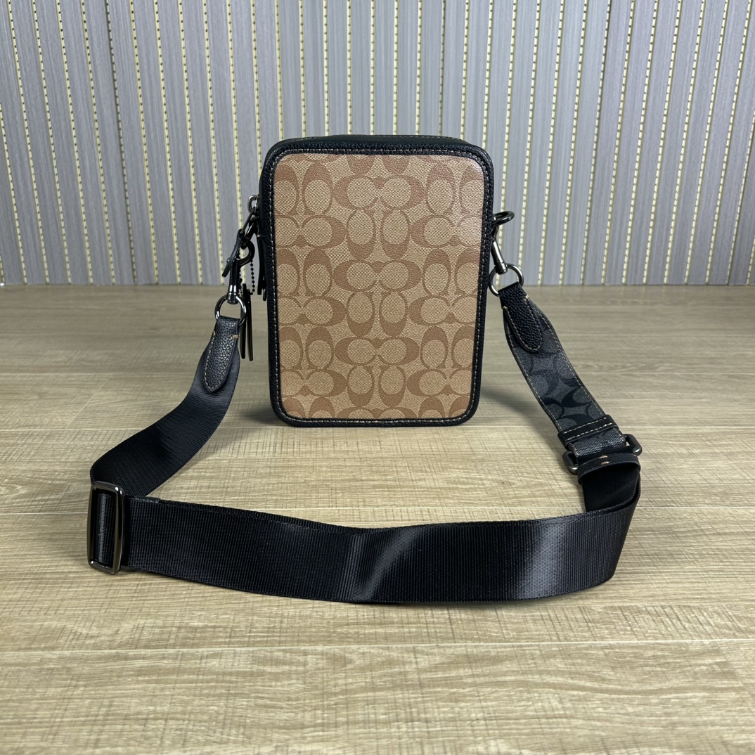 Coach cc090 蔻奥莱男包 标志sullivan斜挎包 材质:面料:人造革配牛皮革里料:织物内置多功能袋拉链和磁扣封口