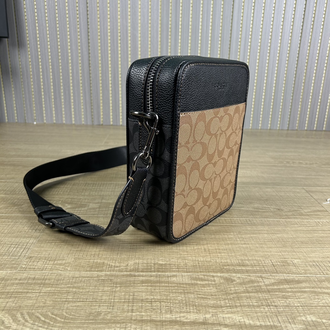Coach cc090 蔻奥莱男包 标志sullivan斜挎包 材质:面料:人造革配牛皮革里料:织物内置多功能袋拉链和磁扣封口
