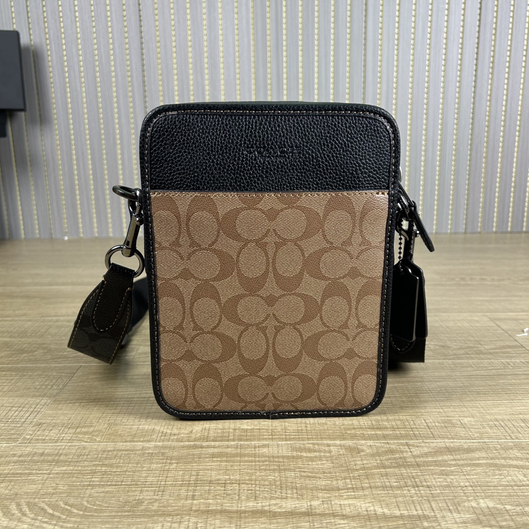 Coach cc090 蔻奥莱男包 标志sullivan斜挎包 材质:面料:人造革配牛皮革里料:织物内置多功能袋拉链和磁扣封口