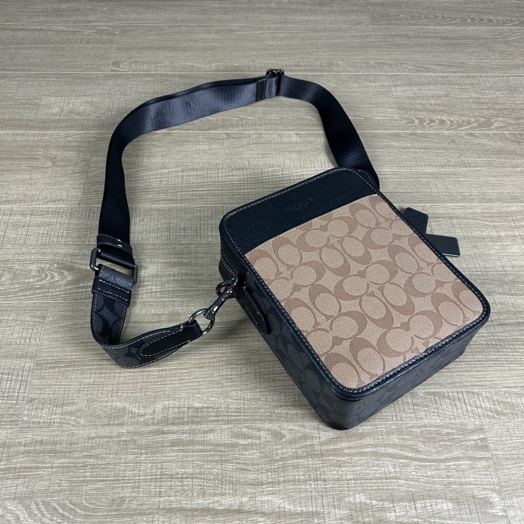 Coach cc090 蔻奥莱男包 标志sullivan斜挎包 材质:面料:人造革配牛皮革里料:织物内置多功能袋拉链和磁扣封口