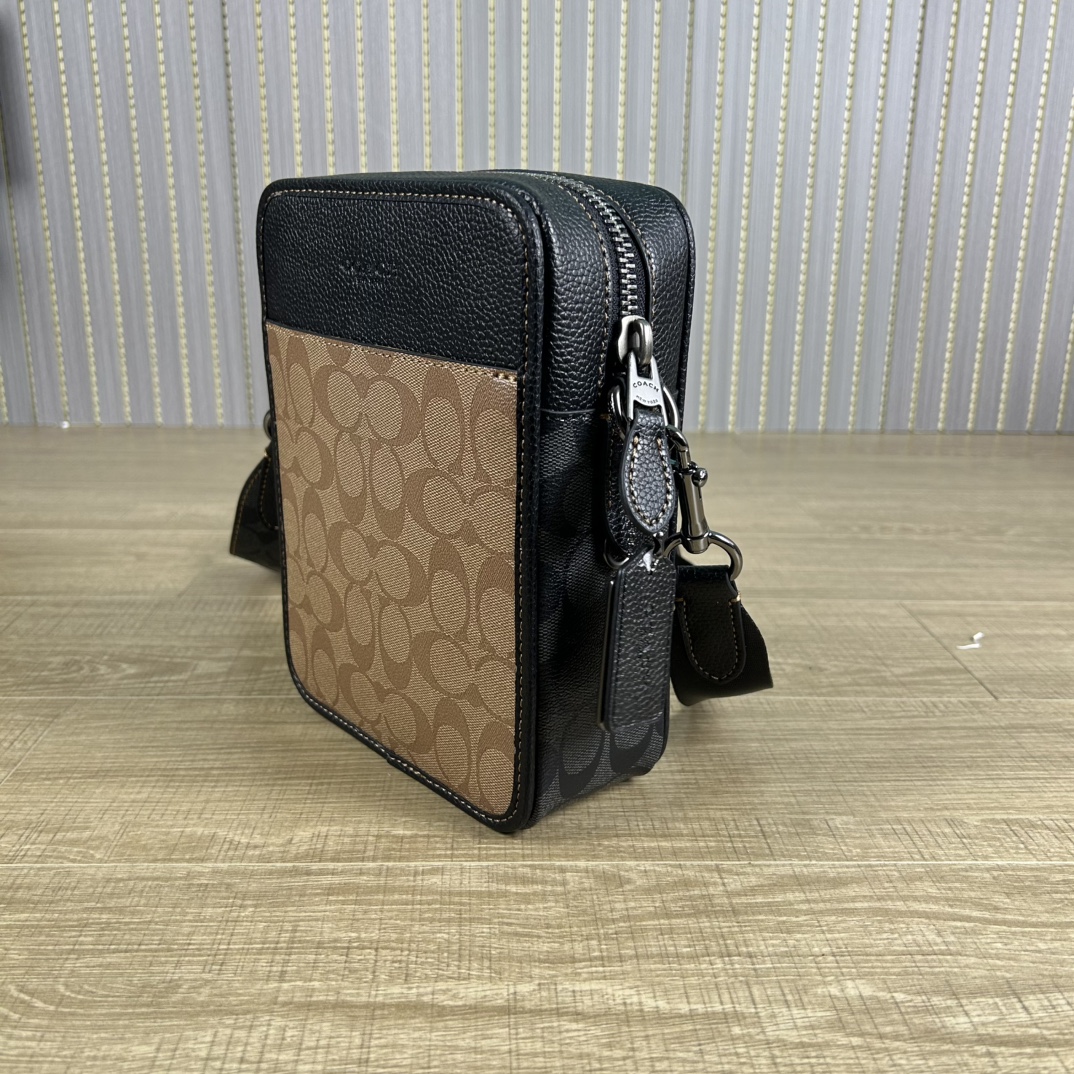 Coach cc090 蔻奥莱男包 标志sullivan斜挎包 材质:面料:人造革配牛皮革里料:织物内置多功能袋拉链和磁扣封口