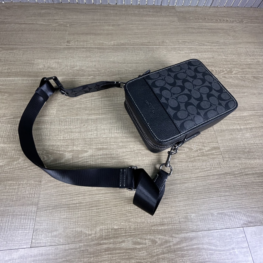 Coach 型号:CC009 蔻奥莱男包 标志sullivan斜挎包 材质:面料:人造革配牛皮革里料:织物内置多功能袋拉链和磁扣封口