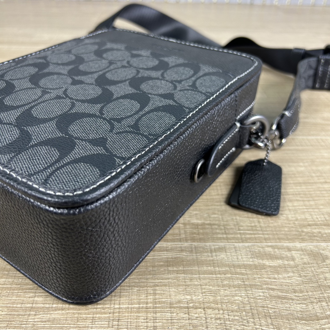 Coach 型号:CC009 蔻奥莱男包 标志sullivan斜挎包 材质:面料:人造革配牛皮革里料:织物内置多功能袋拉链和磁扣封口