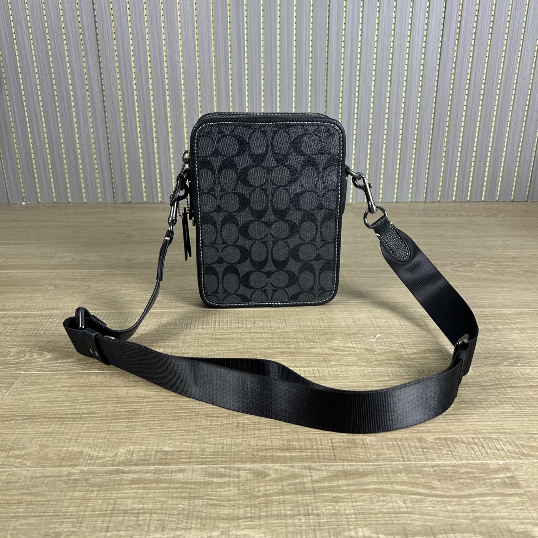 Coach 型号:CC009 蔻奥莱男包 标志sullivan斜挎包 材质:面料:人造革配牛皮革里料:织物内置多功能袋拉链和磁扣封口