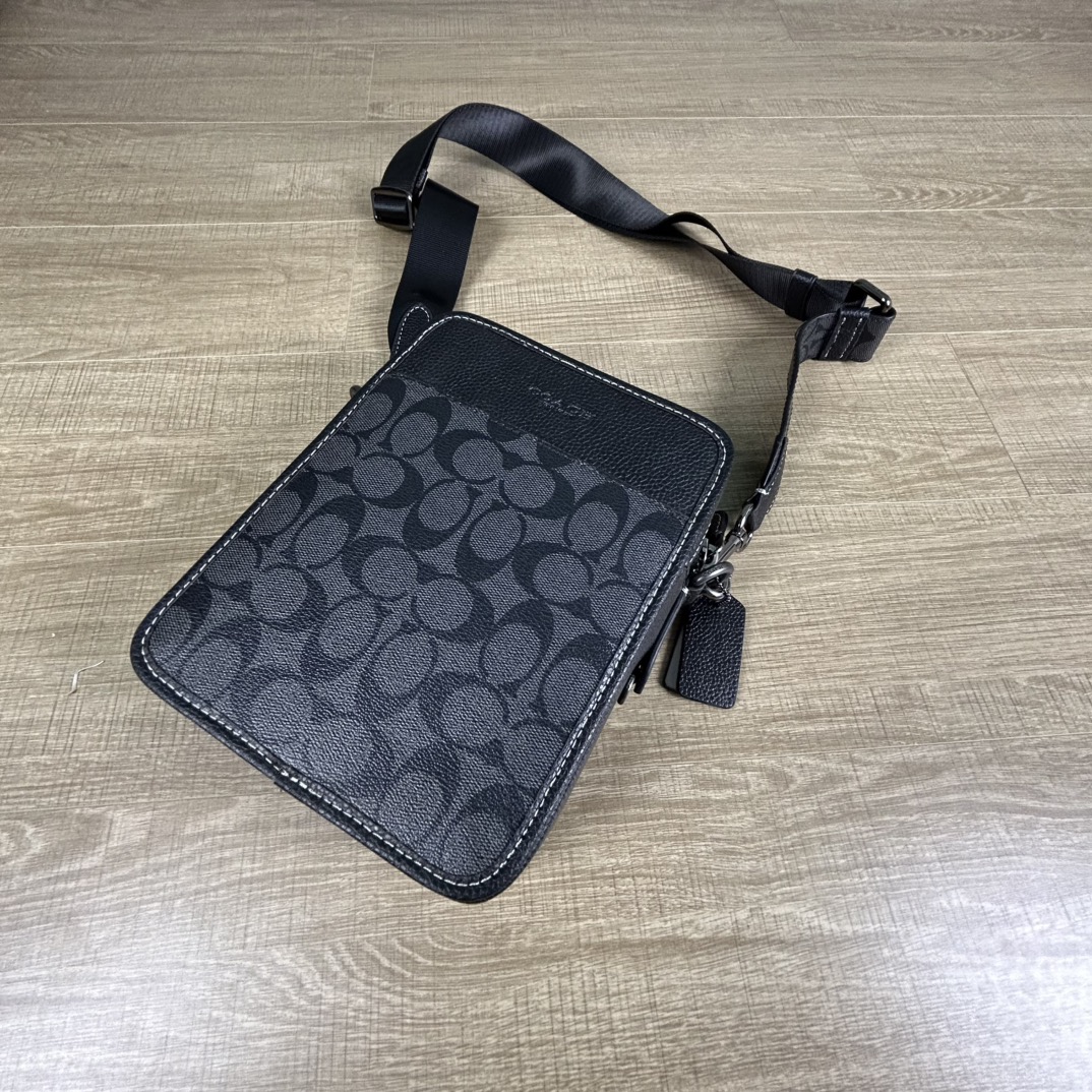 Coach 型号:CC009 蔻奥莱男包 标志sullivan斜挎包 材质:面料:人造革配牛皮革里料:织物内置多功能袋拉链和磁扣封口