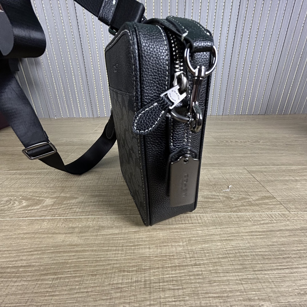 Coach 型号:CC009 蔻奥莱男包 标志sullivan斜挎包 材质:面料:人造革配牛皮革里料:织物内置多功能袋拉链和磁扣封口