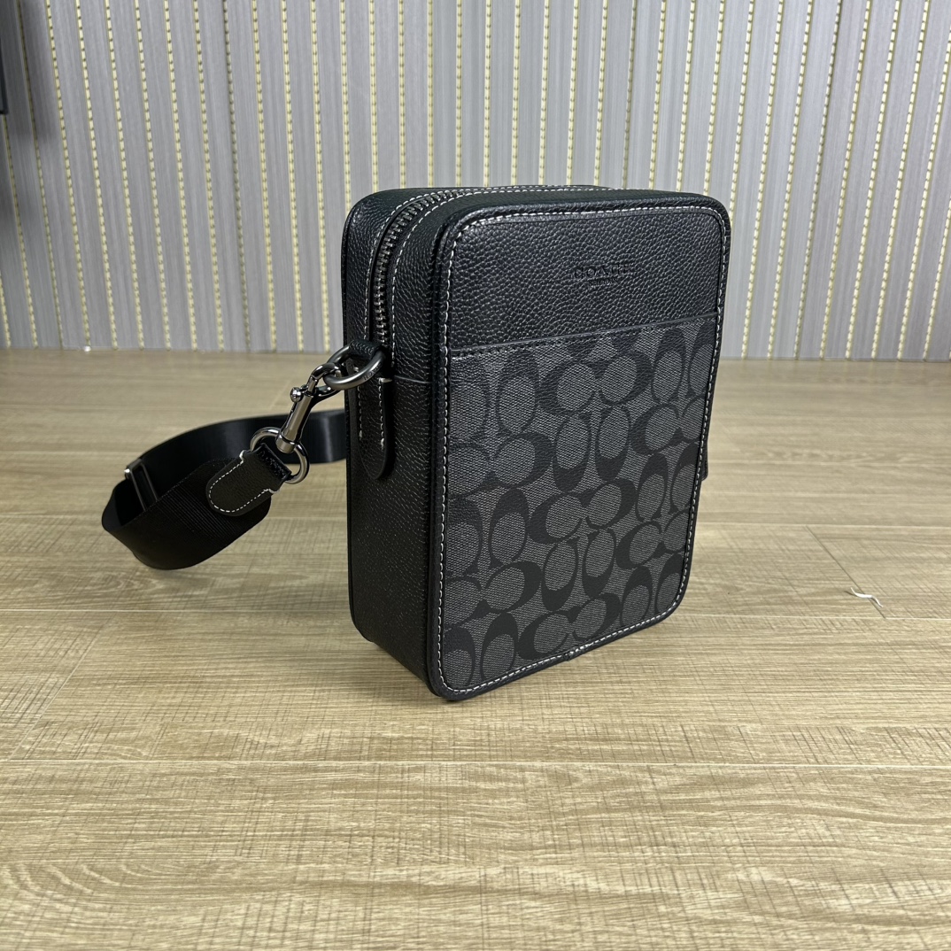 Coach 型号:CC009 蔻奥莱男包 标志sullivan斜挎包 材质:面料:人造革配牛皮革里料:织物内置多功能袋拉链和磁扣封口