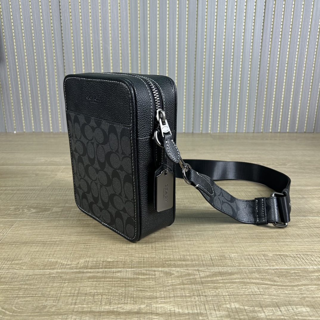 Coach 型号:CC009 蔻奥莱男包 标志sullivan斜挎包 材质:面料:人造革配牛皮革里料:织物内置多功能袋拉链和磁扣封口