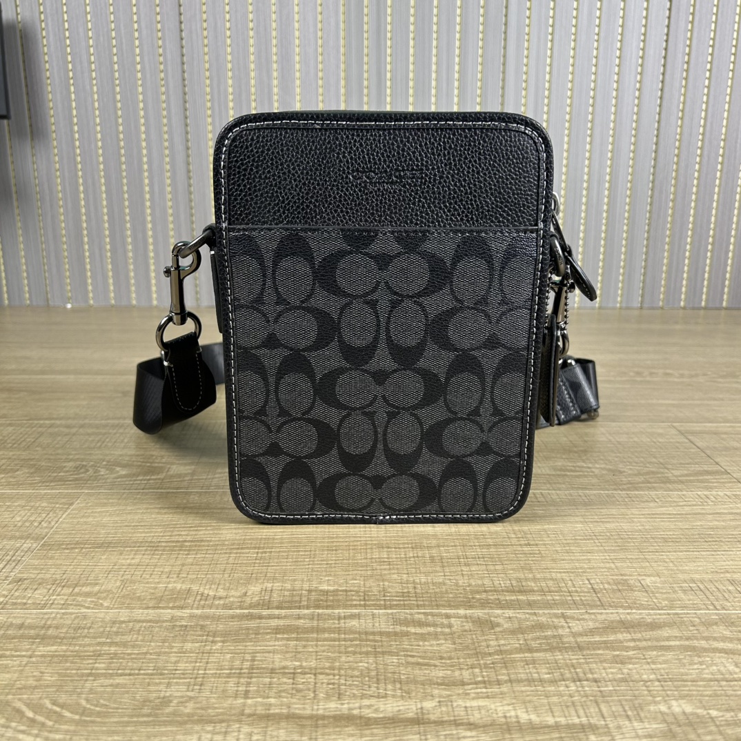 Coach 型号:CC009 蔻奥莱男包 标志sullivan斜挎包 材质:面料:人造革配牛皮革里料:织物内置多功能袋拉链和磁扣封口