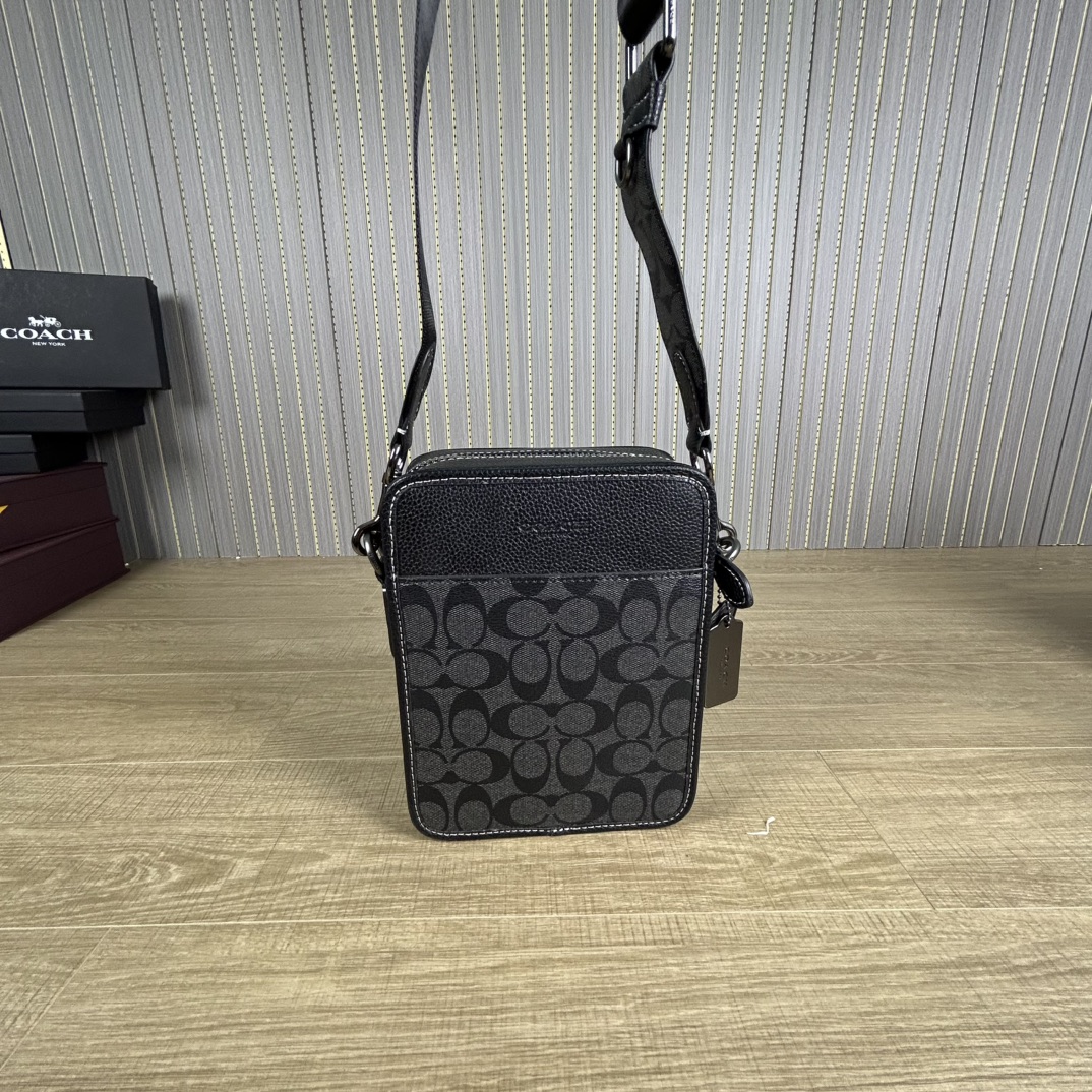 Coach 型号:CC009 蔻奥莱男包 标志sullivan斜挎包 材质:面料:人造革配牛皮革里料:织物内置多功能袋拉链和磁扣封口