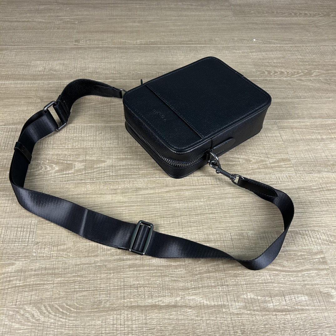 Coach 型号:C 蔻奥莱男包 标志sullivan斜挎包 材质:面料:人造革配牛皮革里料:织物内置多功能袋拉链和磁扣封口