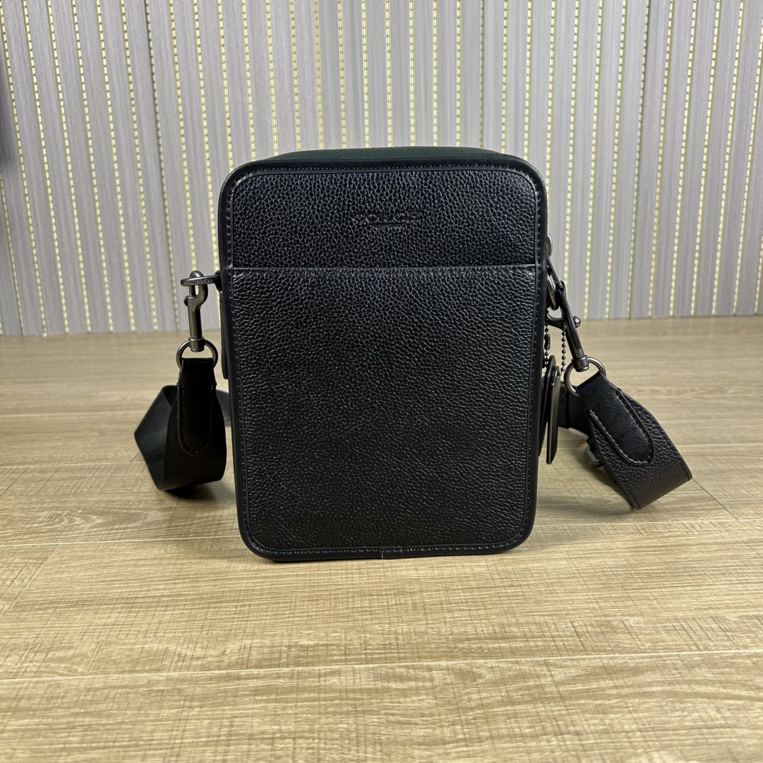 Coach 型号:C 蔻奥莱男包 标志sullivan斜挎包 材质:面料:人造革配牛皮革里料:织物内置多功能袋拉链和磁扣封口